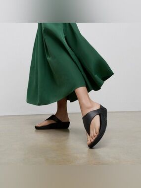 FitFlop Lulu Leather Thong Sandal Micro Wobbleboard Midsole Cloud NWOT